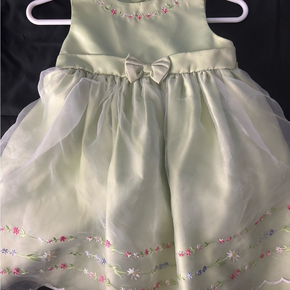 Charming Green Kids Dress with Floral Embroidery